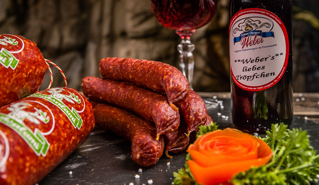 Wildsalami-Auswahl und Wein